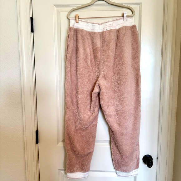 Free People - Cozy, Fuzzy Pink Lounge Set - Picture 5 of 8